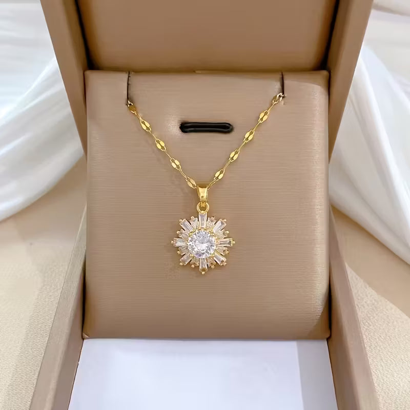 Geometric Snowflake Necklace – Elegant Gold Jewellery
